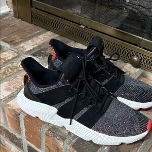 adidas Prophere
Core Black Solar Red